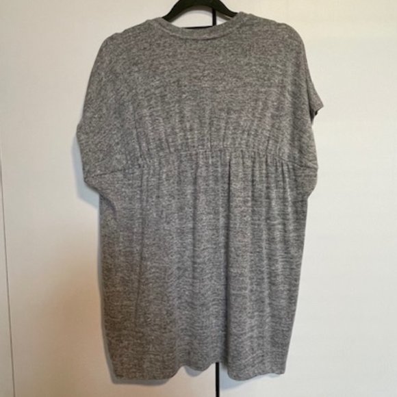 Banana Republic Casual Stretchy Oversized Short Sleeve T - Color: Grey, Size: M - Picture 2 of 4